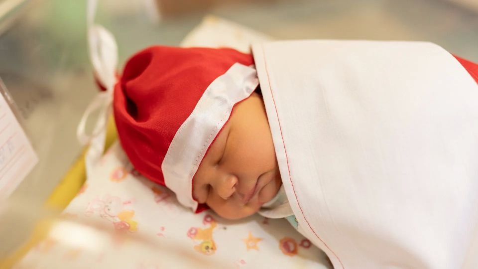 Из роддома в Ноябрьске перед Новым годом выписали Дедморозиков и снеговичков