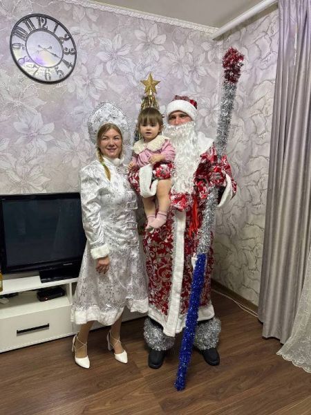 Полицейские Новой Москвы навестили многодетные семьи и поздравили их с Новым годом