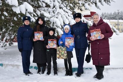 Сотрудники следственного управления поздравили многодетную семью из Белгородской области с Новым годом