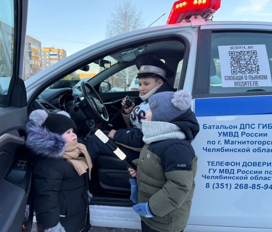 Юному магнитогорцу подарили экскурсию в патрульный автомобиль