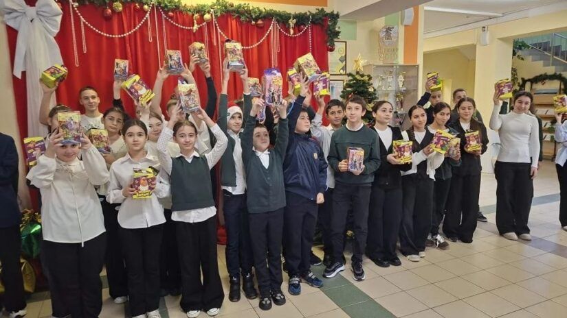 Депутаты Заур Хушт и Артур Петросян поздравили детей из многодетных семей своего округа