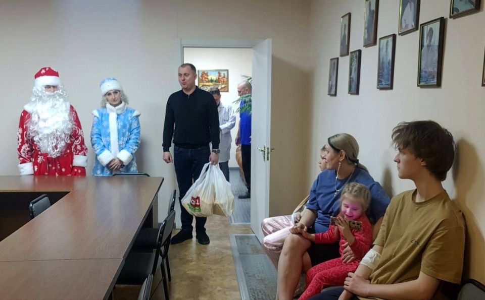 Пациентов детской больницы ЕАО поздравил мэр Биробиджана