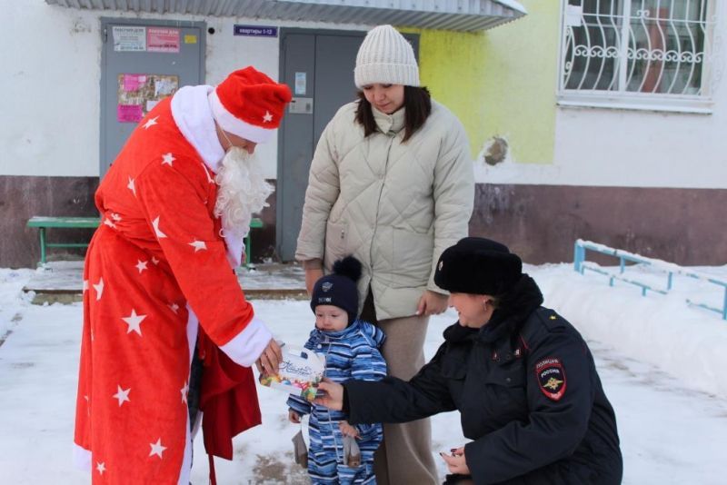 В Володарске Полицейский Дед Мороз поздравил с наступающим Новым годом детей из многодетных и подучетных семей