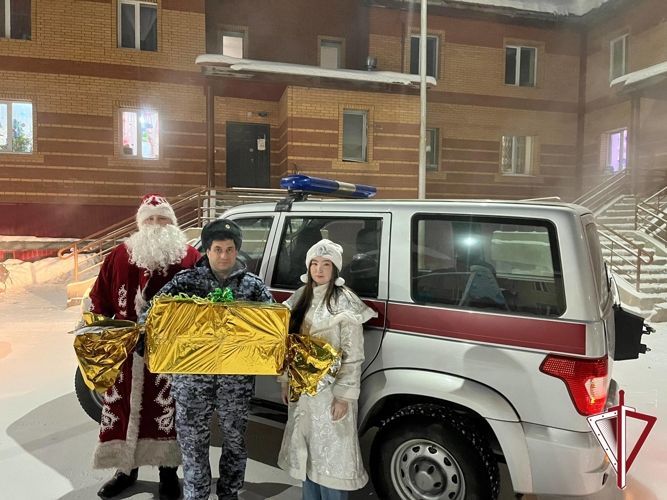 Многодетные семьи росгвардейцев получили подарки от коллег в Олекминске