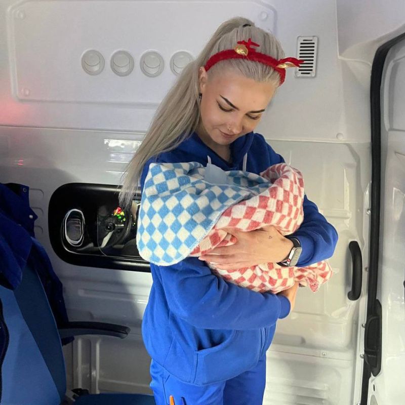 В Ленобласти бригада скорой помощи в канун Нового года приняла роды в машине