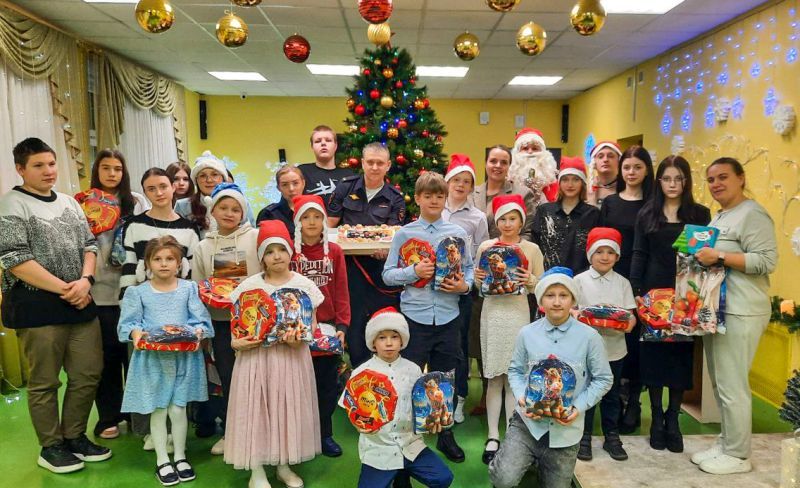 Полицейские Кольского района поздравили воспитанников «Журавушки» в рамках акции «Полицейский Дед Мороз»