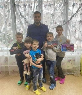 В Новосибирске сотрудники регионального управления СК поздравили с Новым годом воспитанников детского центра