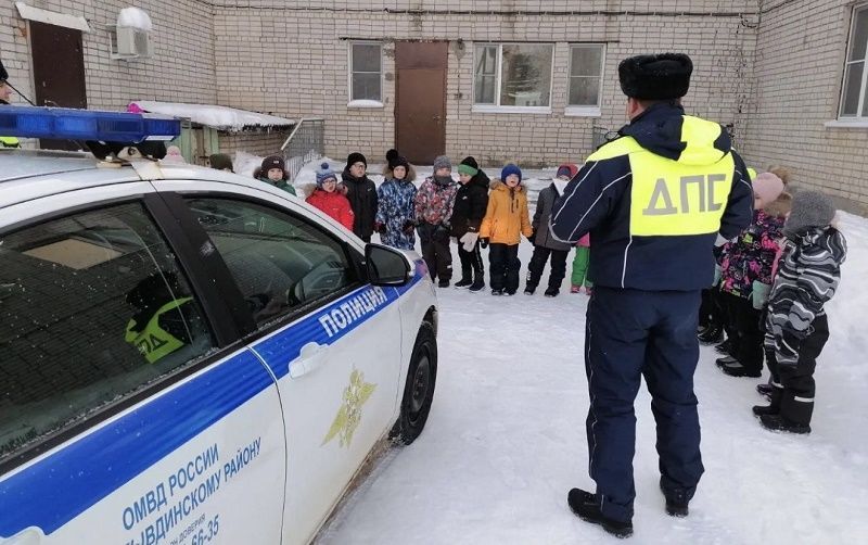 Дорожные полицейские Сыктывдинского района организовали познавательное мероприятие для воспитанников детского сада п. Пажга