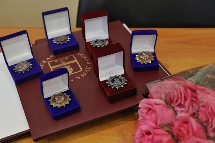 В Волгограде отметили почетными знаками 8 многодетных семей
