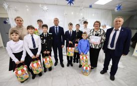 Губернатор Шумков поздравил воспитанников детского дома с Новым годом