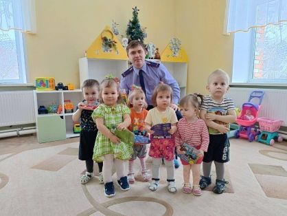Сотрудники следственного управления поздравили с новогодними праздниками воспитанников детского подшефного учреждения
