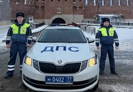 В Туле сотрудники ДПС помогли экстренно доставить в больницу беременную женщину