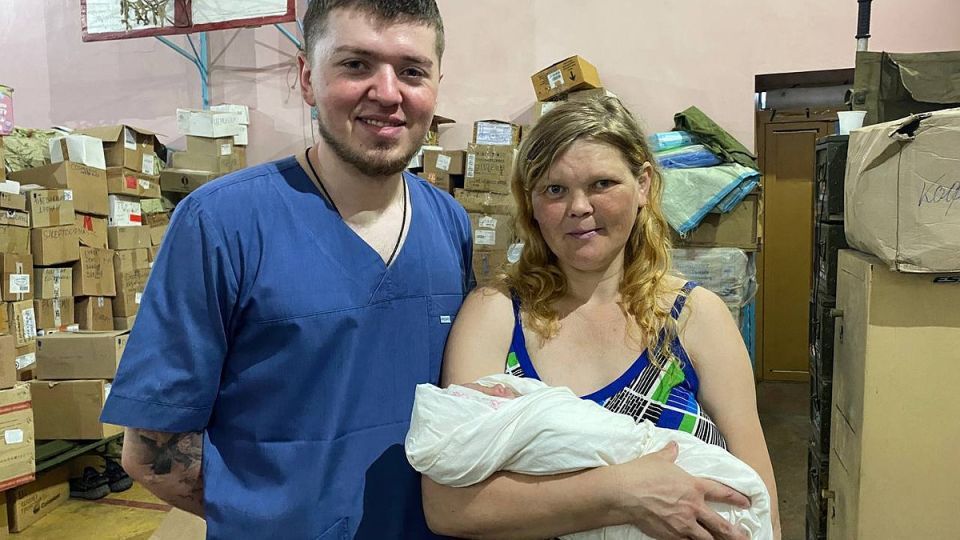 Военный медик рассказал, как принимал роды под обстрелами и спасал даже врагов: "Суждено - смерть настигнет. Не надо дрожать в ожидании"