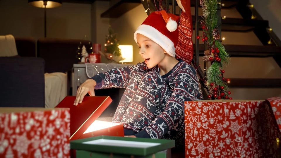 Глава Салехарда исполнил новогоднюю мечту мальчика из многодетной семьи