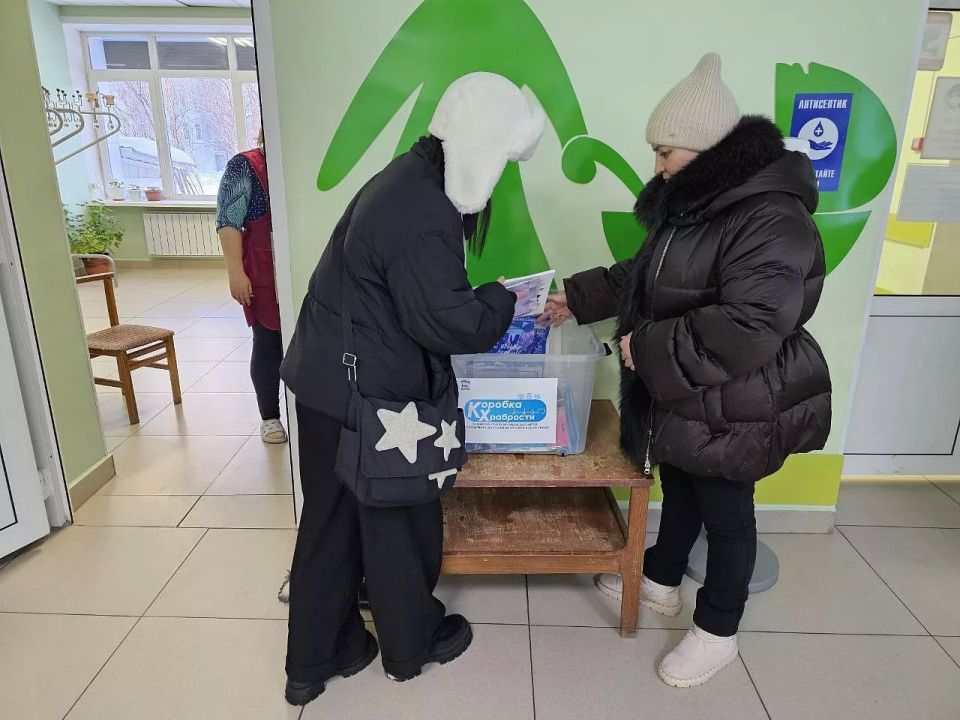 В детские больницы Приамурья доставили «Коробки храбрости» с новогодними подарками для юных амурчан