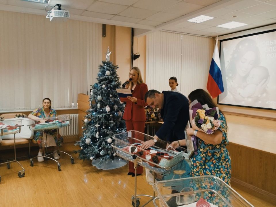 Александр Хинштейн вручил молодым мамам свидетельства о рождении детей