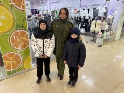 Сотрудники следственного управления Следственного комитета России по Донецкой Народной Республике в новогодние праздники навестили многодетную семью из Донецка