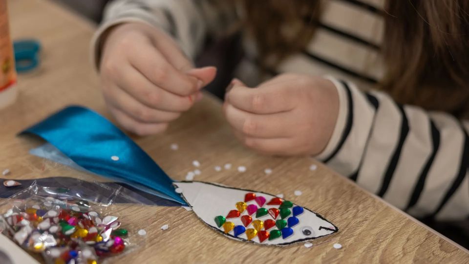 Мэр Ноябрьска сделал новогоднюю поделку вместе с воспитанниками детдома «Семья»