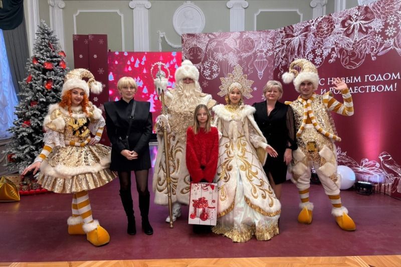 Марина Макова исполнила мечту девочки в акции «Ёлка желаний»