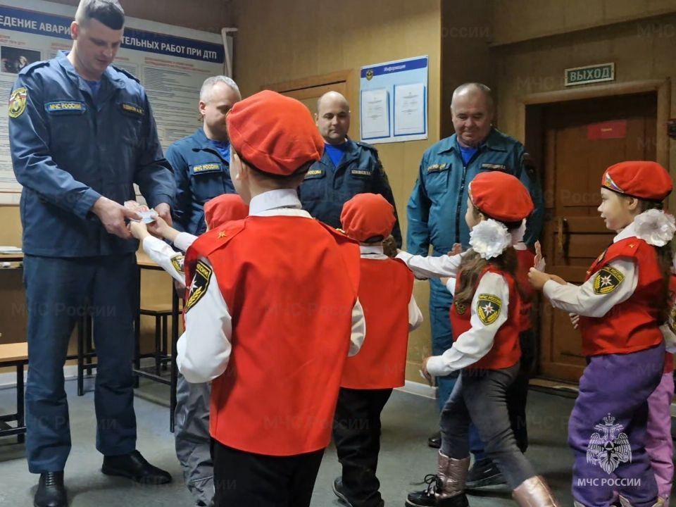 Детсадовцы поздравили огнеборцев с новогодними праздниками