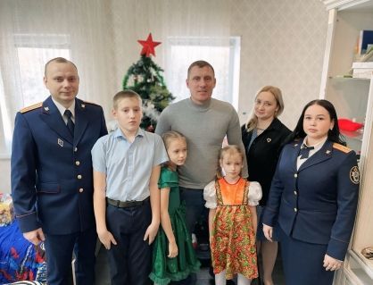 Коллектив Первомайского межрайонного следственного отдела поздравил многодетную семью участника СВО с Новым 2026 годом