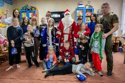 Росгвардейцы поздравили воспитанников детского центра Горловки с Новым годом