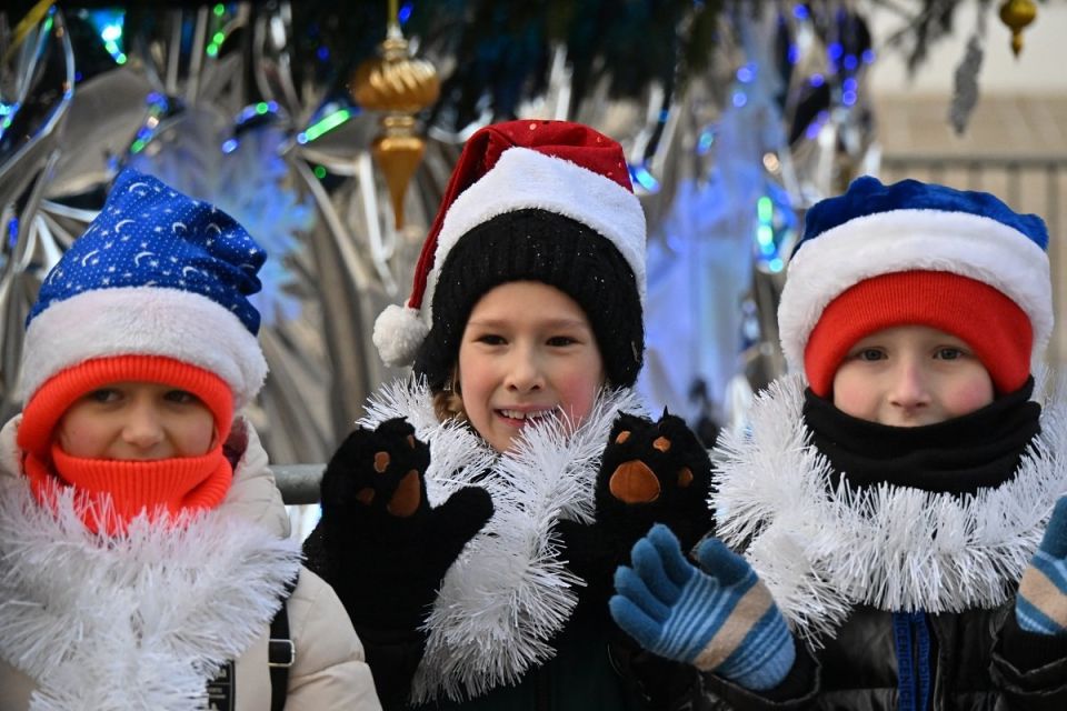 В Челябинске прошли рождественские елки главы города — волшебное представление «Алиса в Стране чудес» увидели около 1200 детей