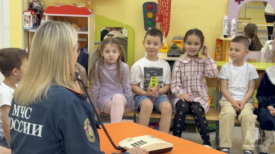 Малышам о недопустимости шалости по телефону