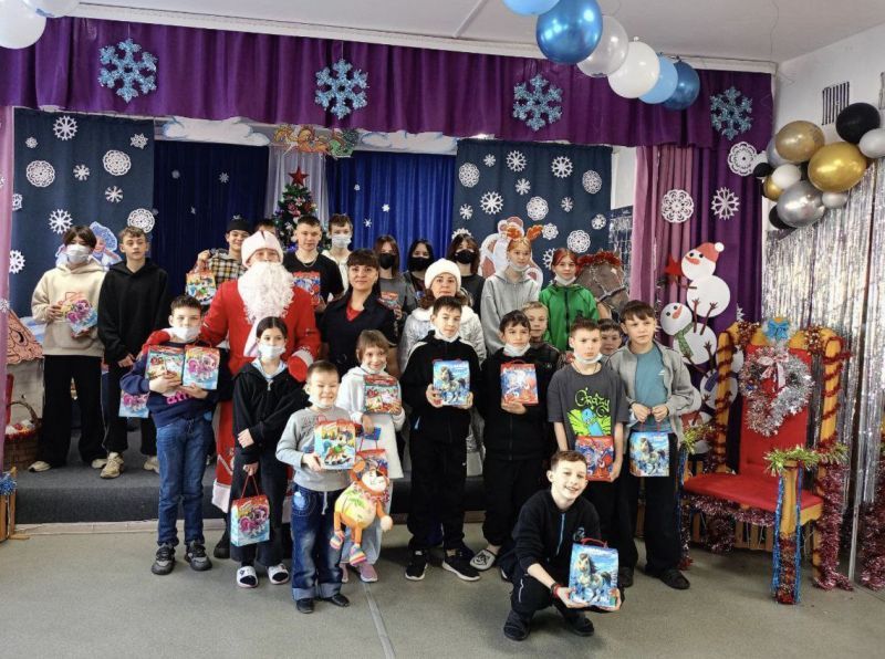 В Чите Член Общественного совета при региональном УМВД Дмитрий Мартыненко стал Дедом Морозом для воспитанников детского дома