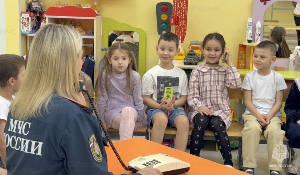 Курские спасатели провели урок безопасности для воспитанников детсада