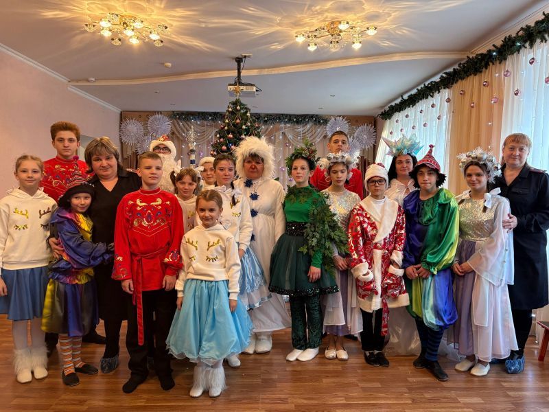 Полицейские Минераловодского округа посетили воспитанников детского дома и поздравили с Новым годом