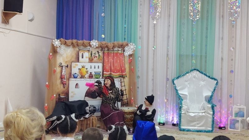 В Юрге Кемеровской области - Кузбасса в рамках акции «Полицейский Дед Мороз» общественники поздравили воспитанников детского дома