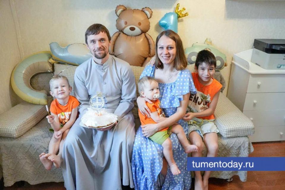Семья тюменского священнослужителя рассказала о жизни с тремя детьми