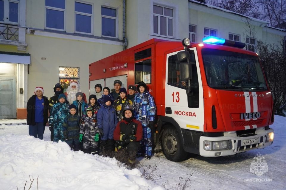 Новогодняя сказка с пожарным Дедом Морозом