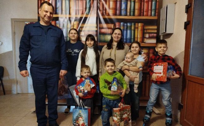 Тосненские следователи подарили новогоднее чудо многодетной семье