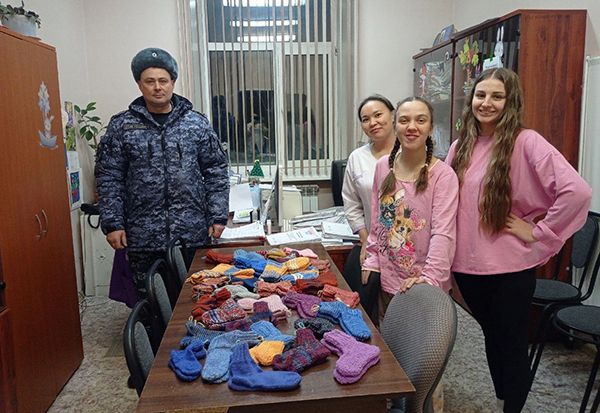 Осужденные исправительной колонии № 4 связали для воспитанников детского дома теплые вещи