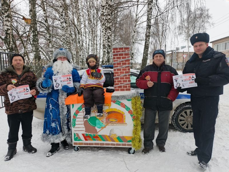 Перевозские сотрудники ГАИ и дети угощали водителей сладостями