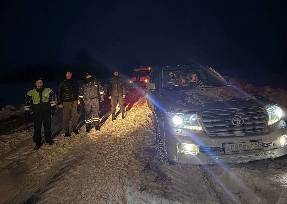 Омские полицейские спасли из снежного плена семью с детьми