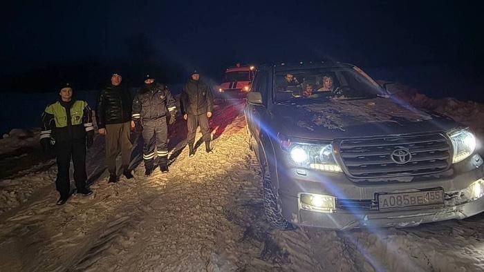 Семью с детьми вызволили из снежного плена в Омской области
