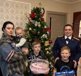 Сорочинские следователи СК России поздравили многодетную семью с новогодними праздниками