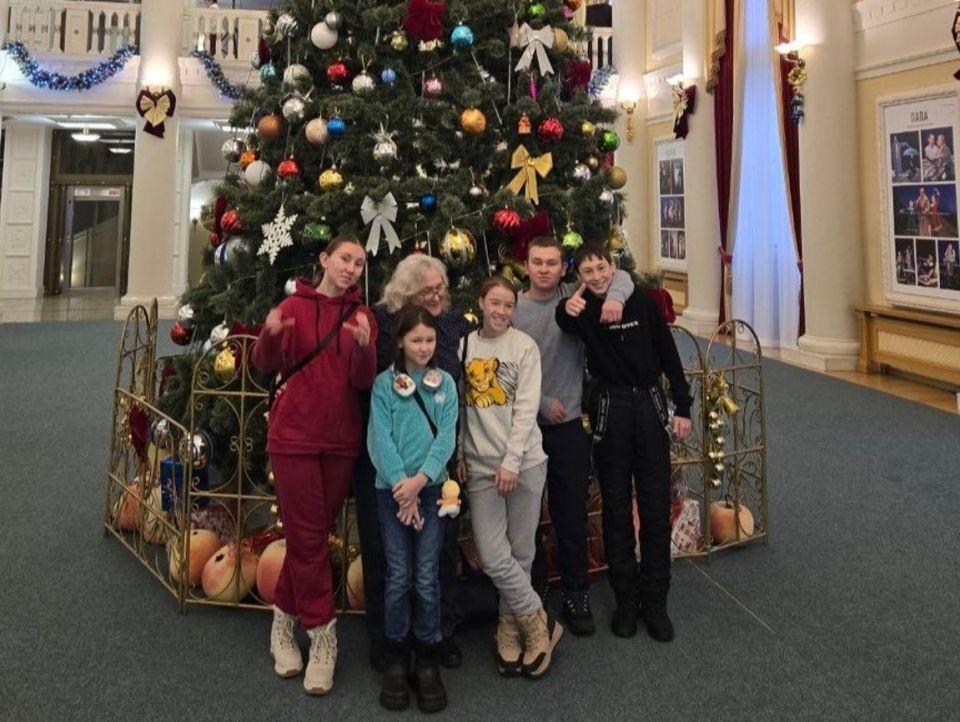 В рамках благотворительной акции «Ёлка желаний» Дмитрий Лукин выполнил желание юной спортсменки из многодетной семьи