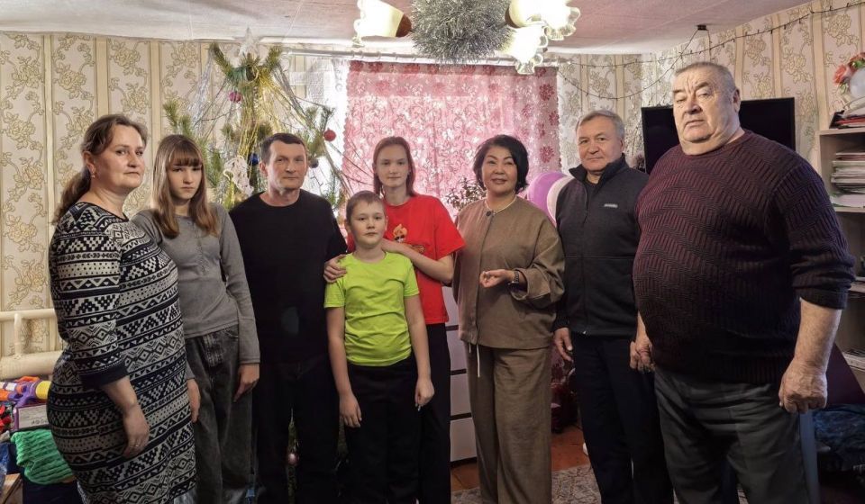 Ванчикова и глава навестила многодетные семьи бойцов СВО в селе Елизаветино