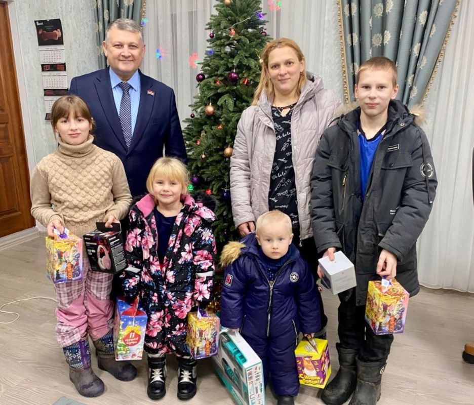 Сослан Такаев вручил подарки детям из многодетной семьи