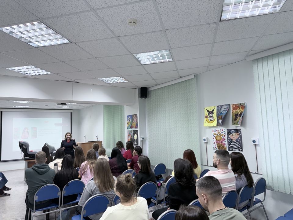 Сотрудники Госавтоинспекции провели беседу о дорожной безопасности с будущими мамами