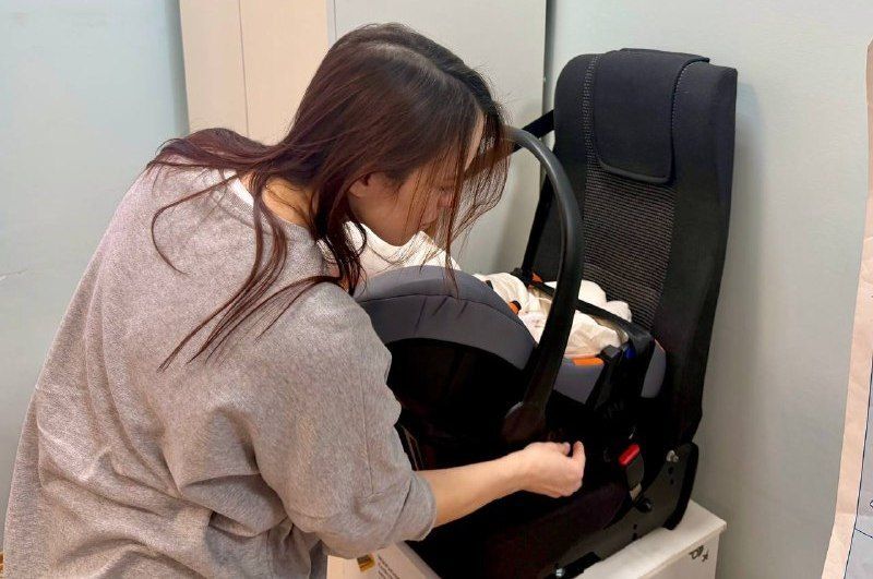 В Великом Новгороде Школа будущих родителей вновь знакомит молодых мам с правилами перевозки детей в автомобиле