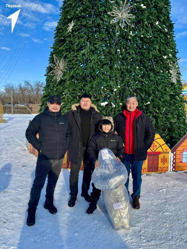 Министр физической культуры и спорта Константин Батыров исполнил мечту 10-летнего Данзана из Элисты в рамках акции «Елка желаний»