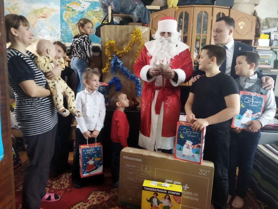 Многодетная семья из Думиничского района получила подарки от Ирины Яшаниной