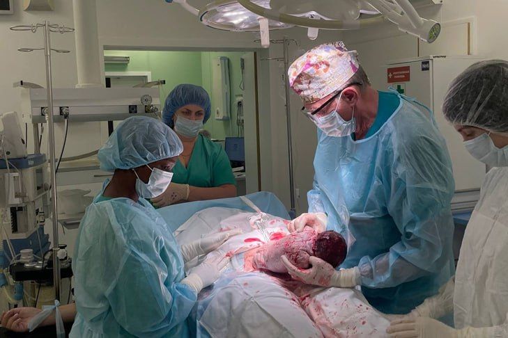 Абимбола Олаогун из Нигерии впервые приняла роды в Новосибирске