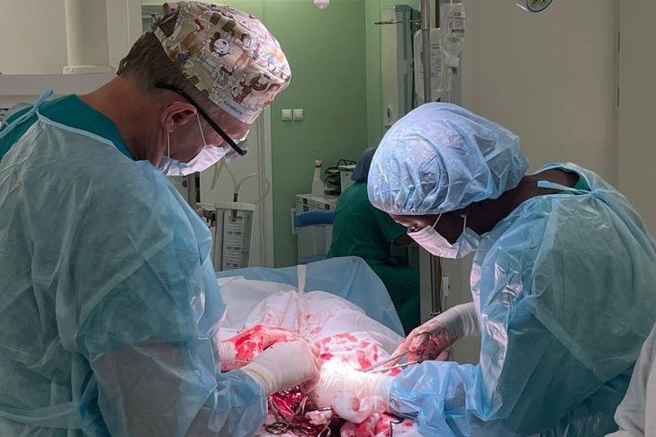 Абимбола Олаогун из Нигерии впервые приняла роды в Новосибирске