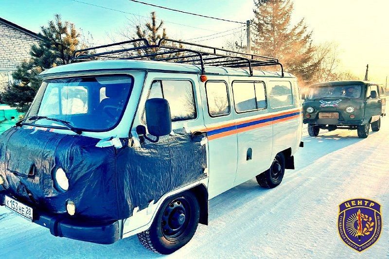 Пожарные помогли многодетной семье, застрявшей на дороге в Приамурье